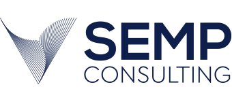 Logo von SEMP Consulting auf hellgrauem Hintergrund. Links ein stilisiertes, fächerartiges grafisches Element in Dunkelblau, rechts daneben der Schriftzug „SEMP“ in Großbuchstaben und darunter „Consulting“ in einer leichteren Schriftart.