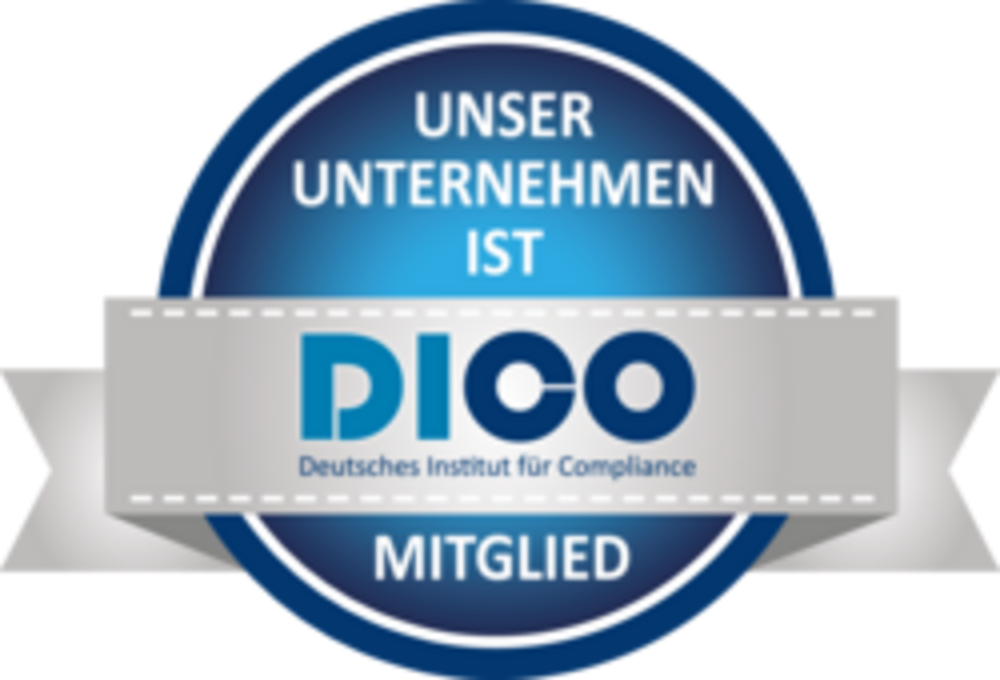 Rundes blaues Siegel mit silbernem Band. Darauf steht „Unser Unternehmen ist Mitglied DICO – Deutsches Institut für Compliance“.